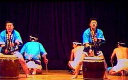 ぶちあわせ太鼓の熱演